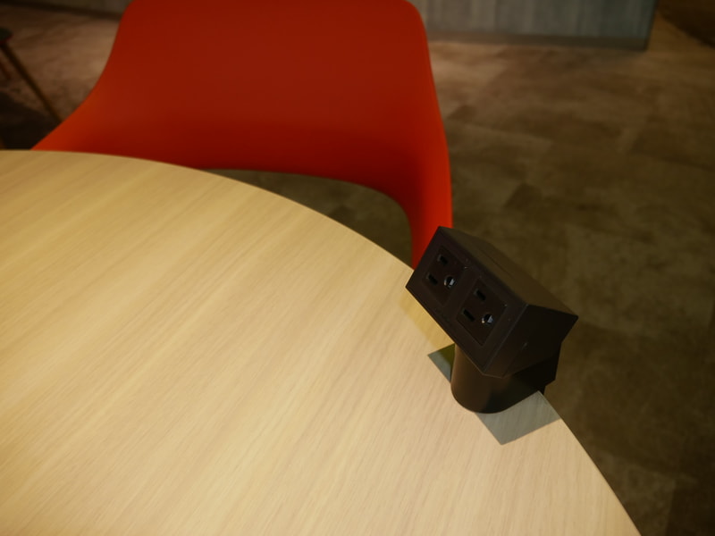 カフェのすべてのテーブルにコンセントが常設されている