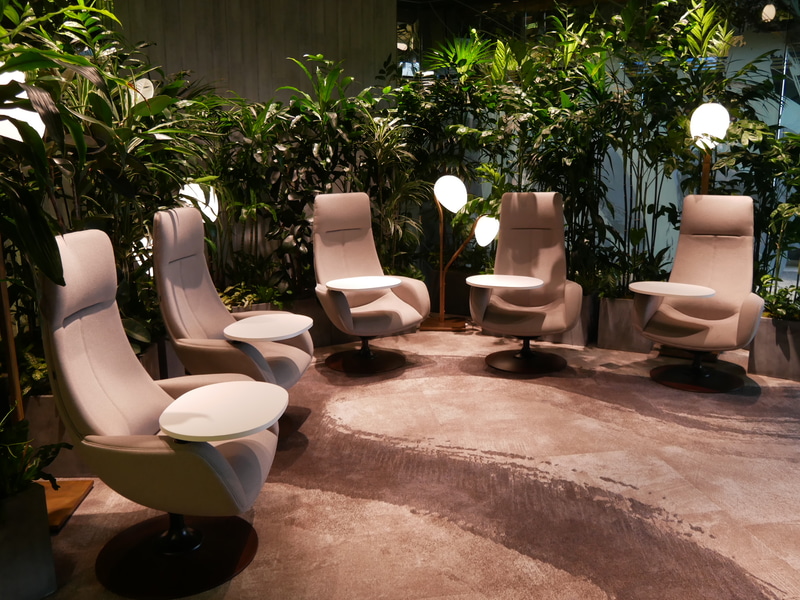 ヘキサゴンエリアと呼ばれる待合スペース