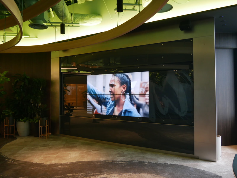 大型スクリーンを使用して最新情報を提供している