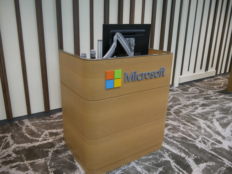 セミナールームの演台。最新の機材に入れ替えている