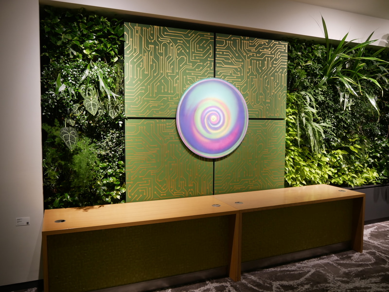 セミナールームの外はグリーンウォールとアート作品の組み合わせ