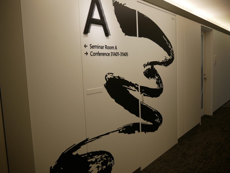 フロア内の案内表記もデザインされている