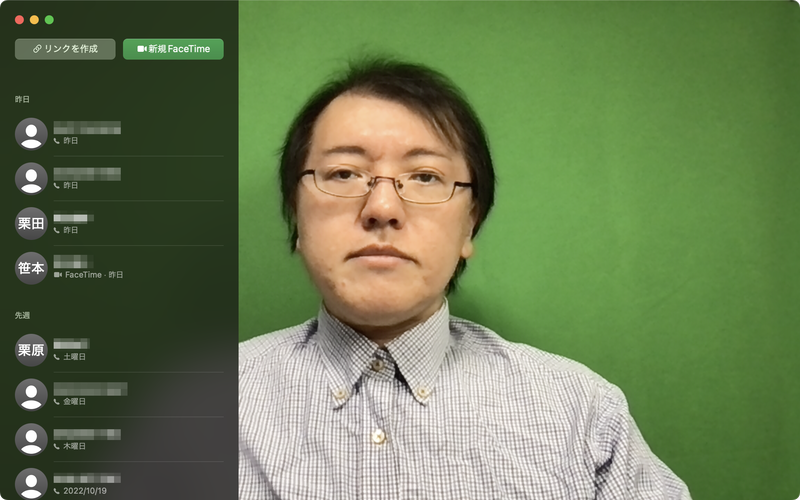 Macの内蔵FaceTime HDカメラはやや下から上を見上げる「アオリ」のアングルになりがちです。また、Macのモデルによってはカメラの解像度が720pとなり、ディティールがぼやけ気味です