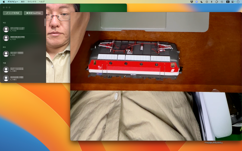 ［デスクビューを開始］をクリックすると、デスクを真上から映した画面が、顔の映像と合わせて表示されます。たとえば、書類やアイテムなどを写して相手に見せることができます
