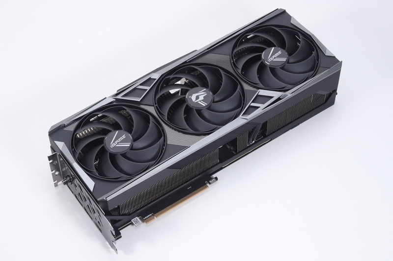 Colorful iGame GeForce RTX 4090 Vulcan OC-V。3基のファンを搭載する巨大なGPUクーラーを搭載する