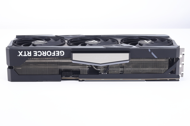 GPUクーラーの占有スロット数は3スロット超で、目測ではおおよそ3.5スロットが占有される