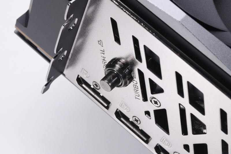 One-Key OC用のプッシュスイッチ。スイッチを押し込むとターボモードに切り替わる