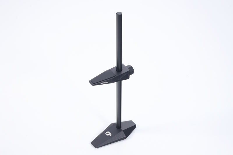 ビデオカードの重量を支えるサポートステイ