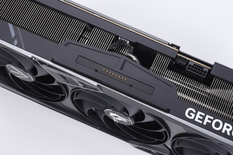 ビデオカード上部に端子が用意されており、iGame Smart LCDやライティングボードをマグネットで着脱できる