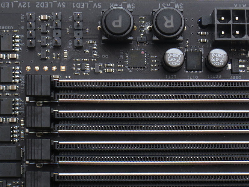 電源取りセットボタンの間にあるのがELAN Microelectronicsのマイクロコントローラ「eKTF5832」