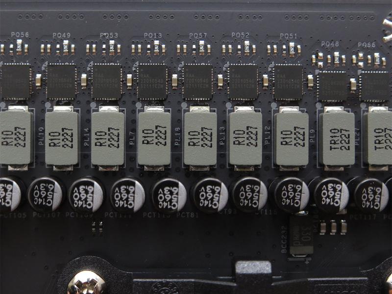 上部のVRM回路。RAA22010540がずらりと並び、右端にISL99360が見える