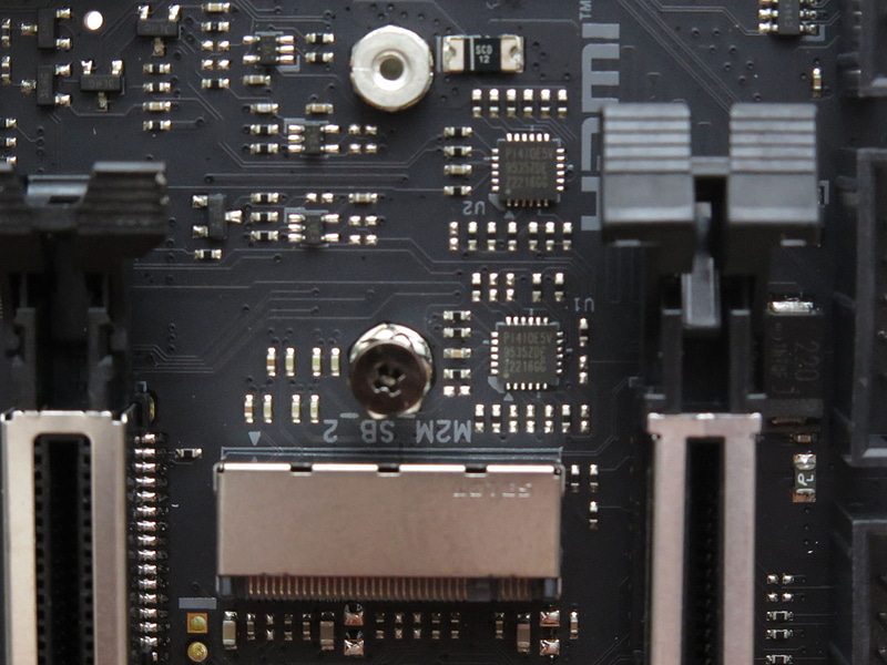 M.2スロット付近の実装。これはM.2リドライバだろうか