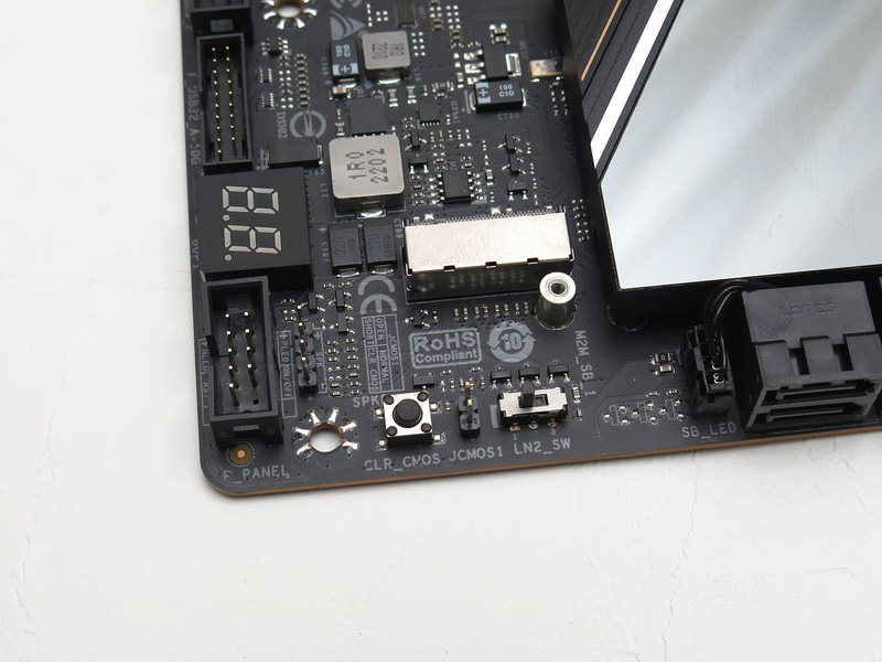 LN2スイッチなども装備している