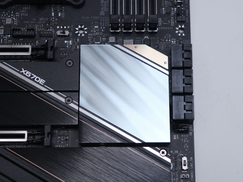 エンブレムのデザインは初代のZ590からだいぶ大人しくなった