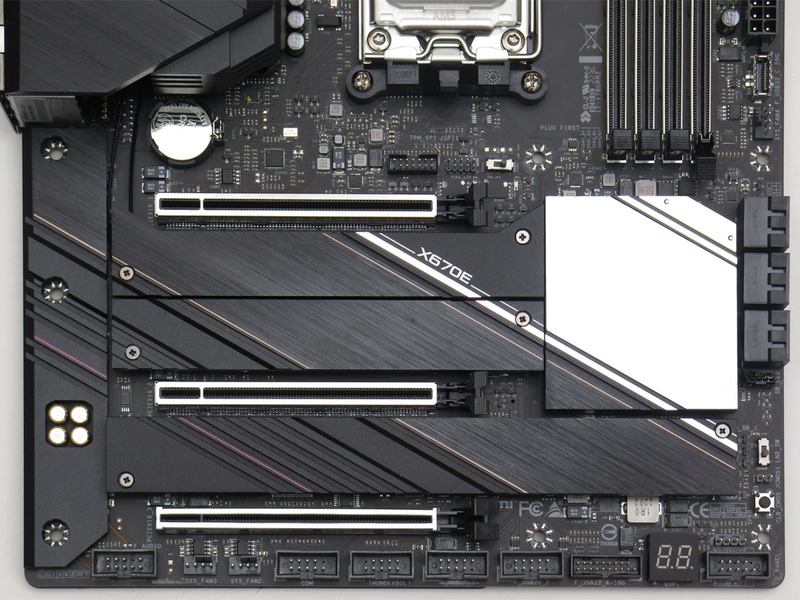 PCI Expressスロットは3基でいずれもx16形状