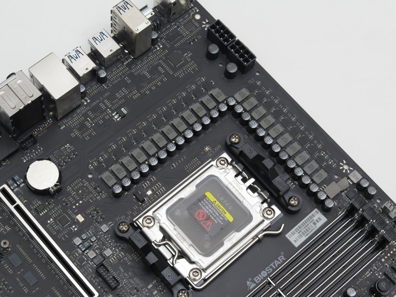 CPU周りの電源の実装。22フェーズはさすがに圧巻だ