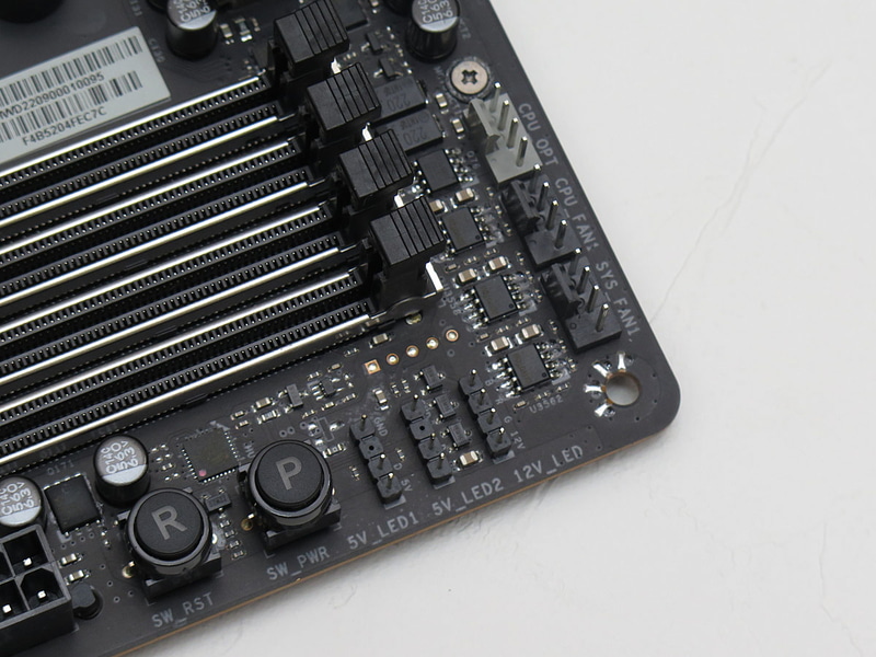 オンボードの電源ボタンとリセットボタンを装備。近くには3基のファン用ピンヘッダや、LEDテープ接続用ピンヘッダも見える