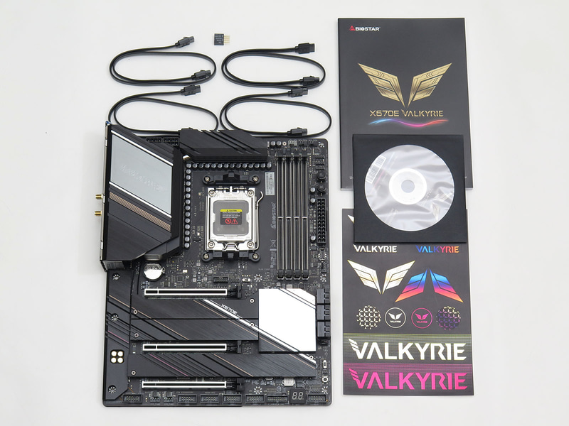 付属品はSATAケーブル4本、ドライバディスク、マニュアル、ステッカーと、ハイエンドにしてはあっさりしている