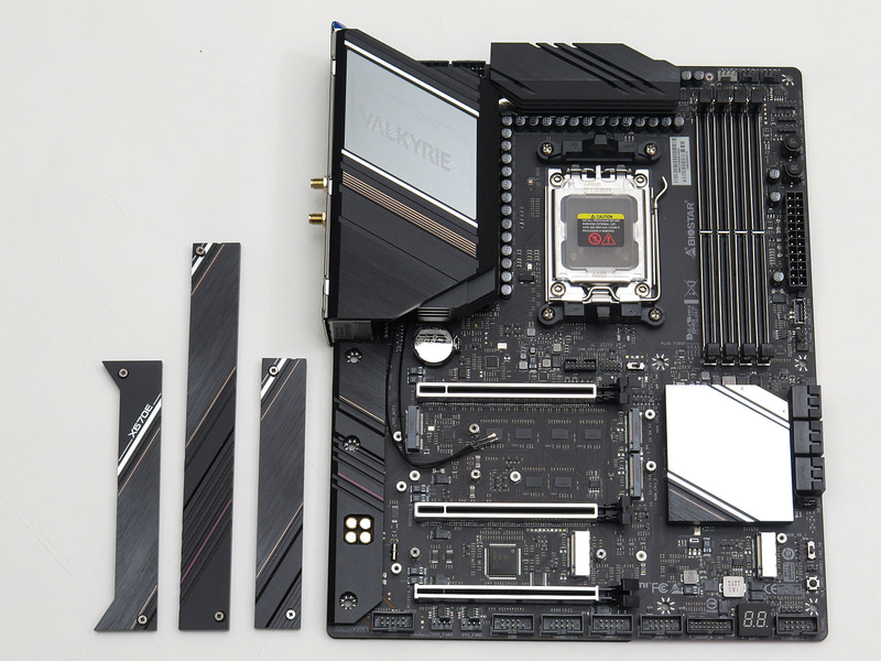 M.2 SSD用には肉厚のヒートシンクを備えている