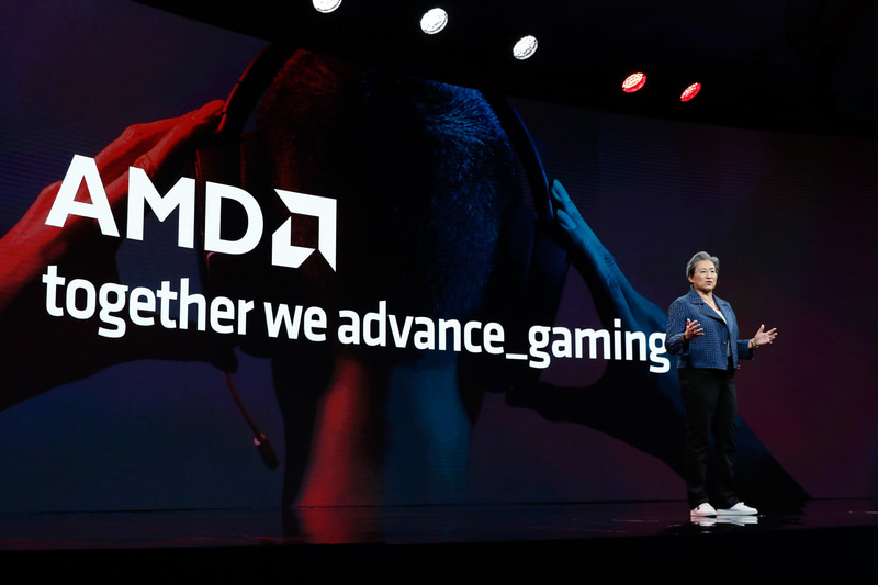 ラスベガスの会場で会見を行なうAMD会長兼CEOのリサ・スー氏
