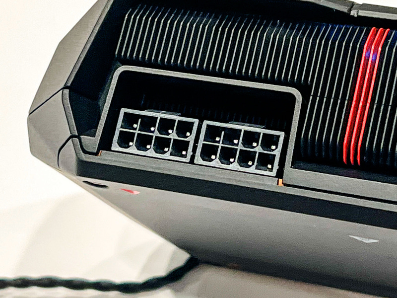 PCI Express拡張電源端子(8ピン)が2つ