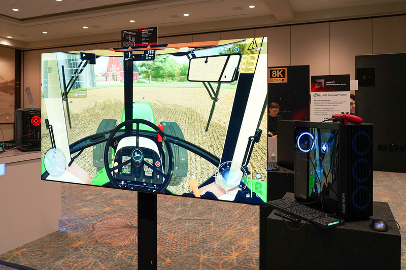 80型8Kモニター(Neo QLED 8K UHD Smart Tizen TV)とのデモ