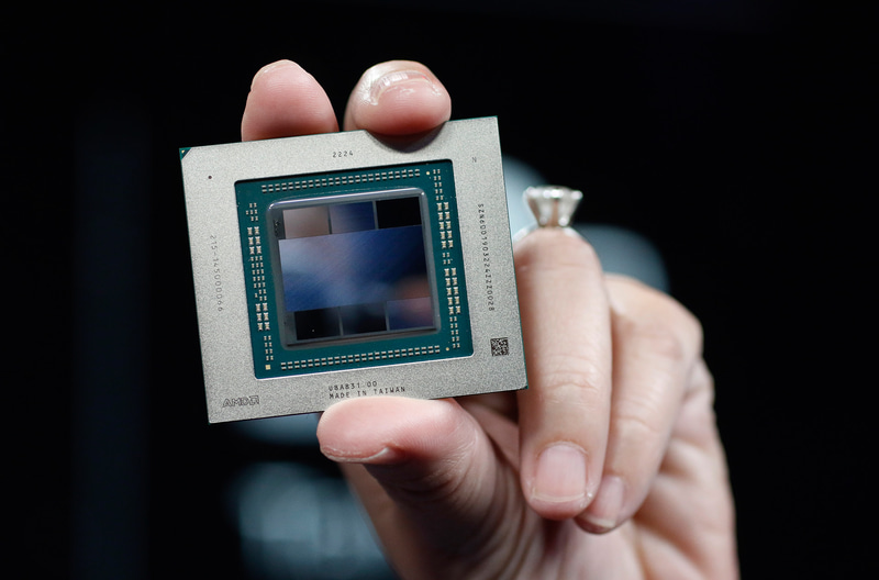 AMD リサ・スー 会長 兼 CEOが公開したRadeon RX 7900 XTXのパッケージ。GCDが1つ、MCDが6つという構造であることが分かる(写真提供:AMD)