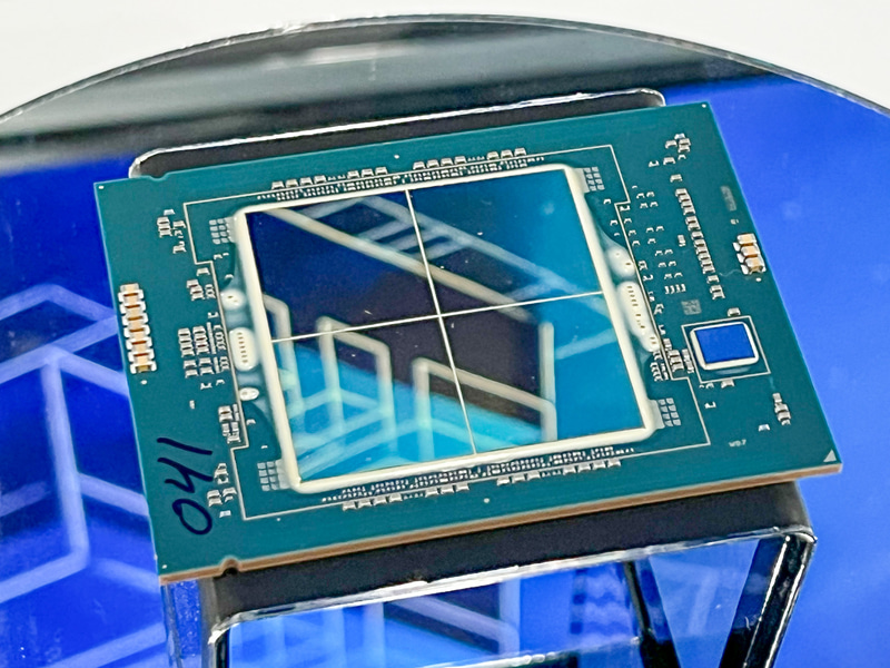 IntelのSapphire Rapids、4つのダイが1つのパッケージに統合されている