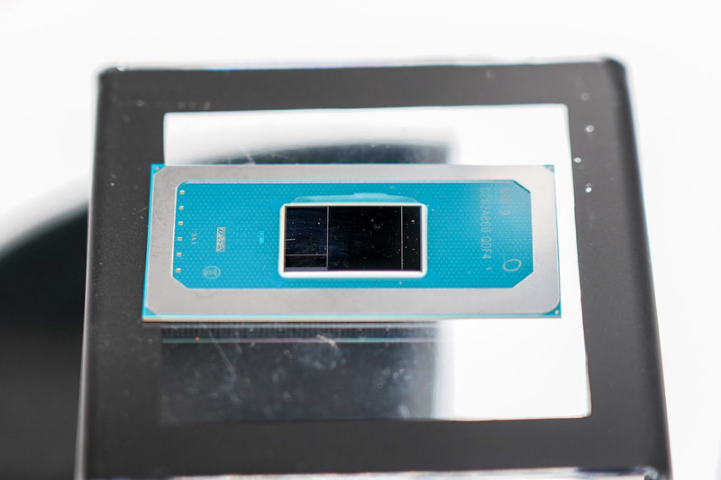 Meteor Lakeでは、ベースタイルの上にCPUタイル、GPUタイル、SoCタイル、IOタイルという4つのタイル(ダイ)が3Dに実装されている