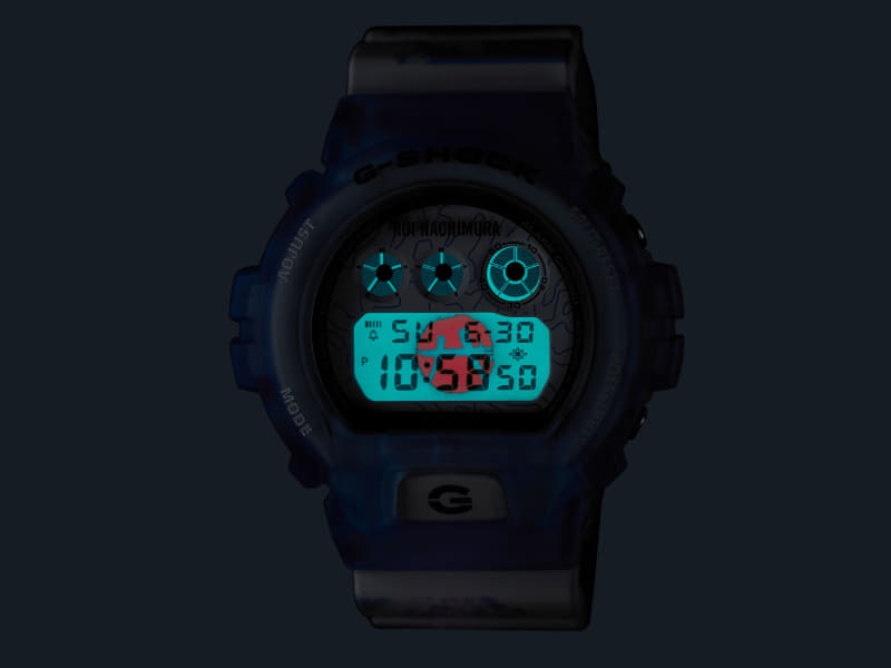 バックライトにロゴが浮かび上がる仕掛けを施した