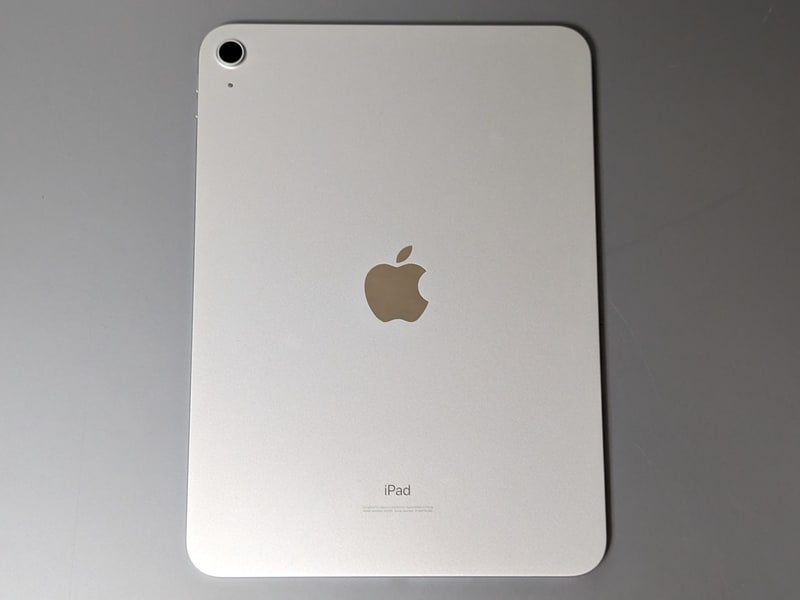 背面のロゴ類は従来と同じく、縦向きを前提とした配置