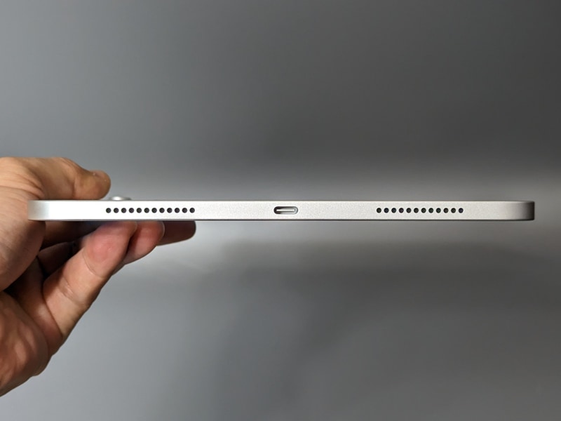 左側面。電源ボタンと一体化したTouch ID(トップボタン)を備える