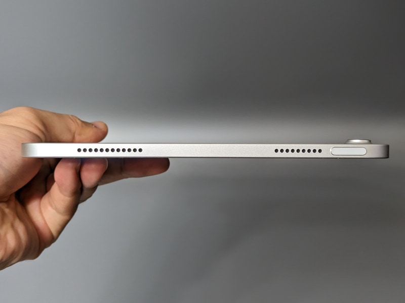 右側面。ポートはLightningからUSB Type-Cへと改められた