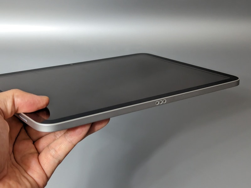 底面にはSmart Connectorを備える。オプションのMagic Keyboard Folioを接続可能