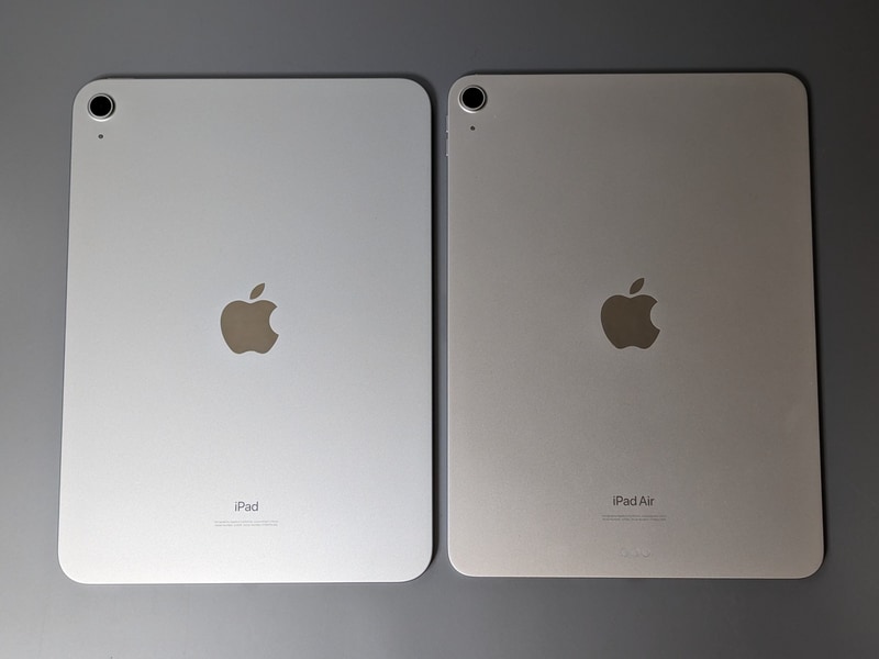 背面についても意匠は同一。下部のロゴで機種を見分けられる