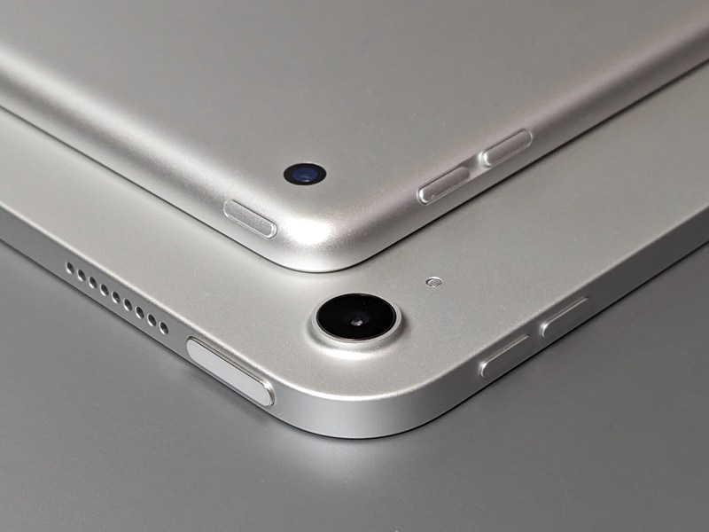 下が本製品、上が従来の第9世代モデル。ボタン配置こそ変わらないがTouch ID統合によるボタンサイズの大型化、カメラの変化がよく分かる