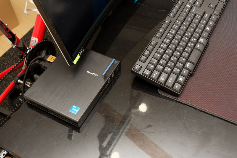 こんな風にモニターの下に置いても邪魔にならない