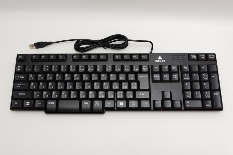 フルキーボードだが、奥行きが抑えられた省スペースタイプ