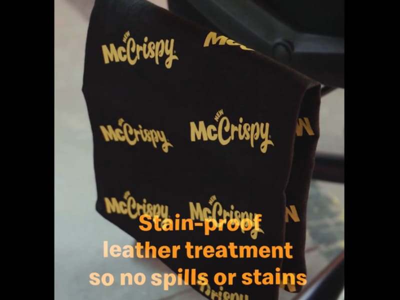 食べこぼしてもすぐに拭けるようクリーニングクロス掛けも備えている