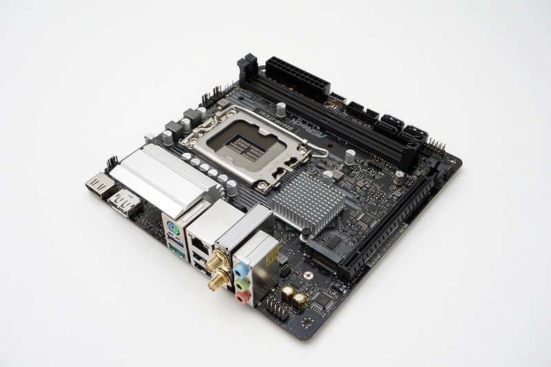 マザーボードはASRockのASRock B660M-ITX/acをチョイス。実売価格は2万3,000円前後