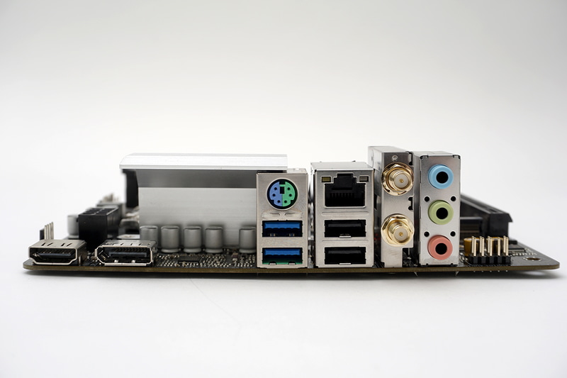 バックパネルには無線LAN(Wi-Fi 5)も備える