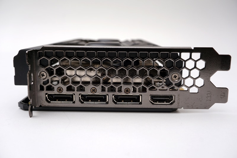 映像出力はDisplayPort 1.4×3、HDMI 2.1×1とスタンダードな構成