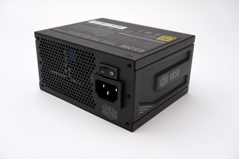 電源はCooler MasterのV SFX Gold 650W。SFXサイズで出力は650W。実売価格は1万9,000円前後。550/750/850Wのモデルも用意されている