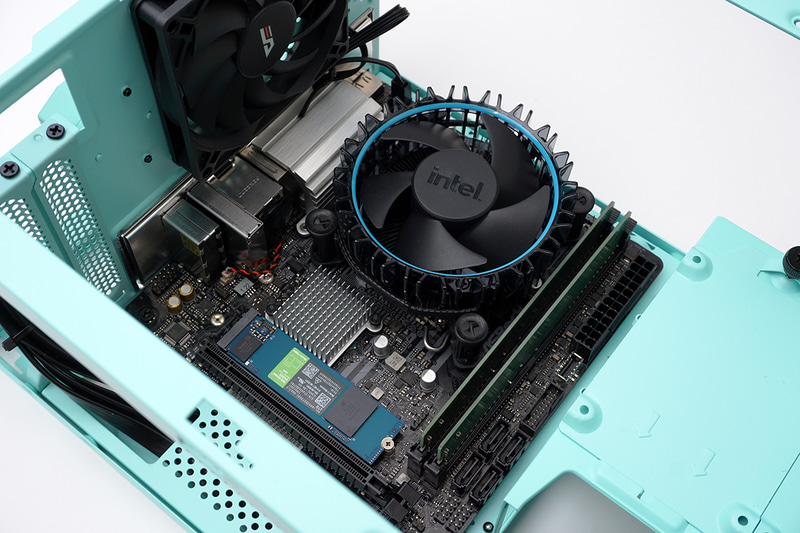 マザーボードにCPU、CPUクーラー、メモリ、SSDを取り付け、PCケースに固定する。バックパネルカバーを取り付け忘れしやすいのに注意