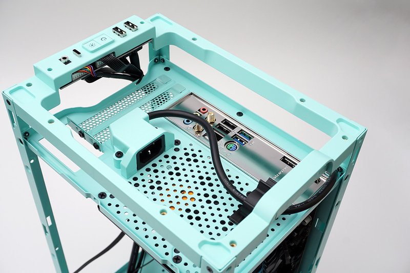 電源ユニットに接続したケーブルは天面の電源コネクタに接続されている。天面に電源ケーブルを接続するのがこのケースの独特なところだ