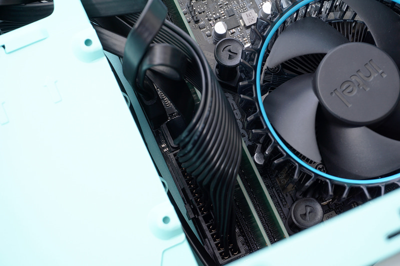 唯一接続しにくいのがメイン電源コネクタ、フロント用のUSBコネクタ類だ。ここだけは隙間が狭いので焦らず向きを確認しながら慎重に挿し込んでいきたい