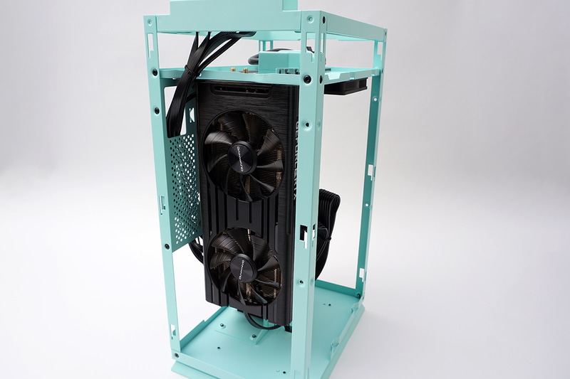 PCケースはカード長32cmまで対応。今回のビデオカードは24.5cmなのでまだまだ余裕がある