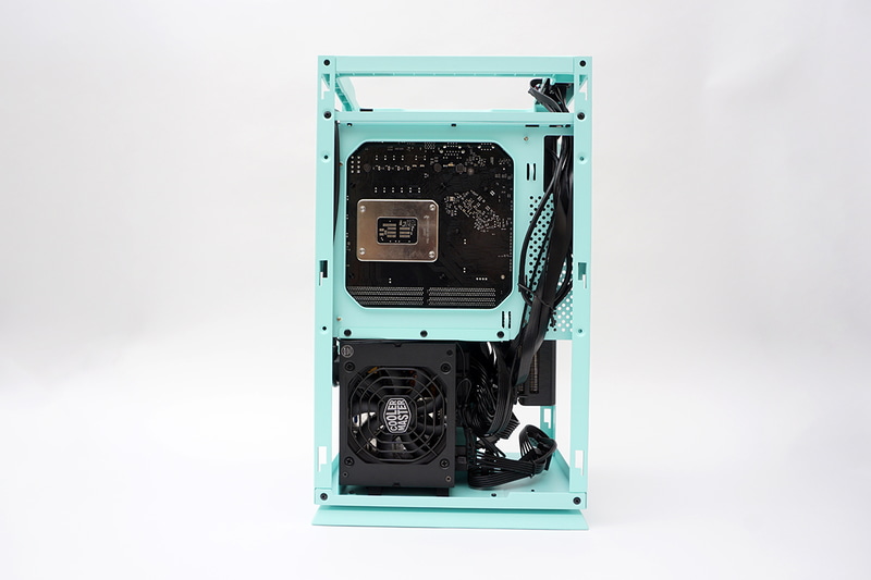 すべてのパーツを組み込んだところ。今回はミドルレンジ構成で簡易水冷も使っていないので内部には余裕がある。ケーブルの取り回しもそれほど難しくはない