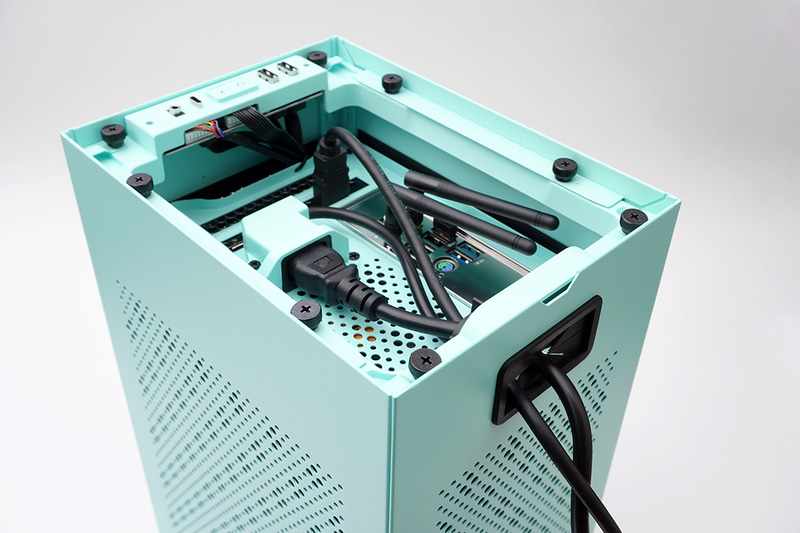 コネクタ類は天面に集中している。電源やモニターのケーブルなどあらかじめ接続し、天面のパネルを閉じる