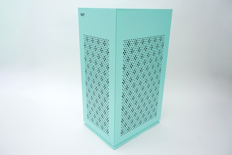 これで完成だ。スマートなデザインがだが、光らせるとゲーミングPCっぽい雰囲気と言ってもよいのではないだろうか